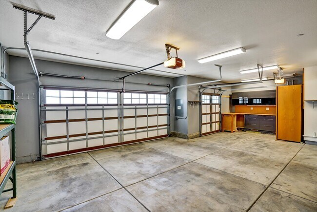 Building Photo - 588 E Angela St