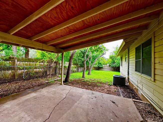 Building Photo - Fresh 2 Bedroom Home