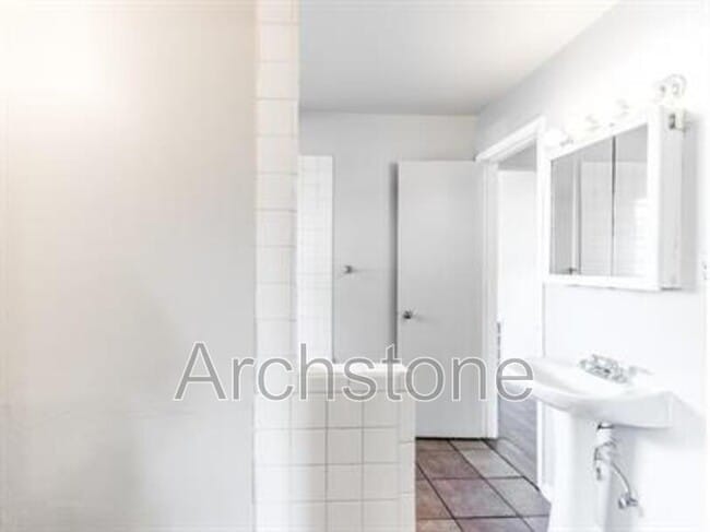 Building Photo - 1004 Sandra Dr