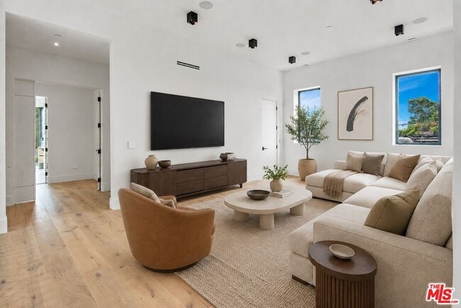 Building Photo - 1030 Centinela Ave