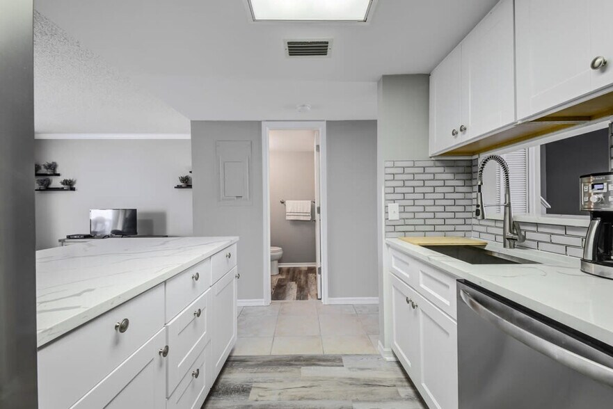 Building Photo - 603 Shorewood Dr