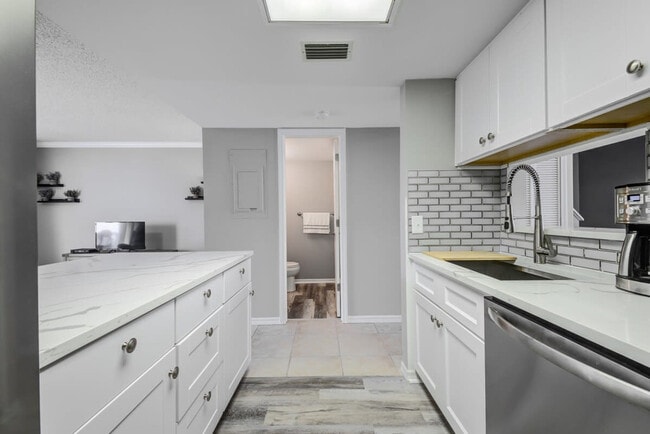 Building Photo - 603 Shorewood Dr