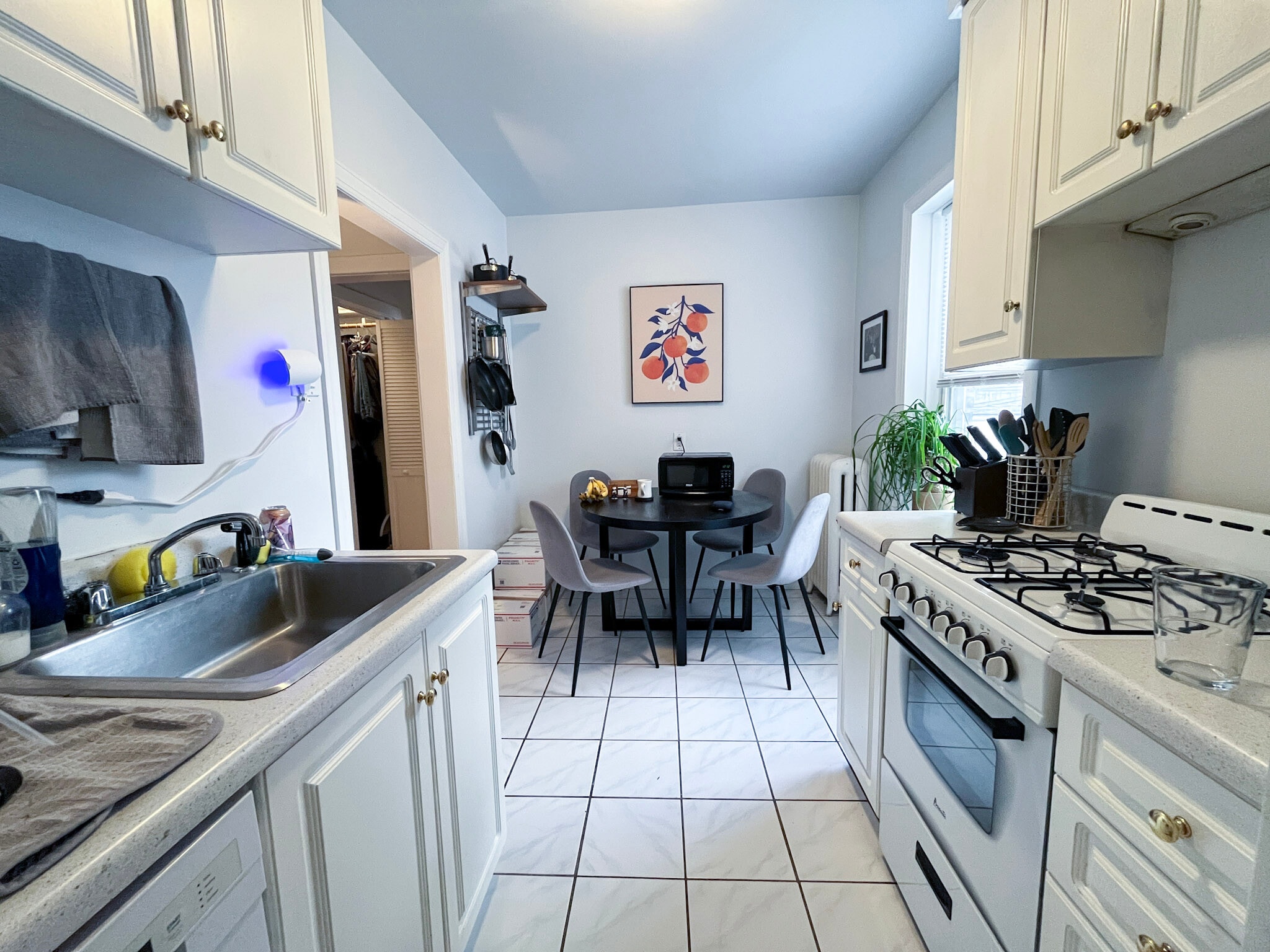 Building Photo - 654 W Oakdale Ave