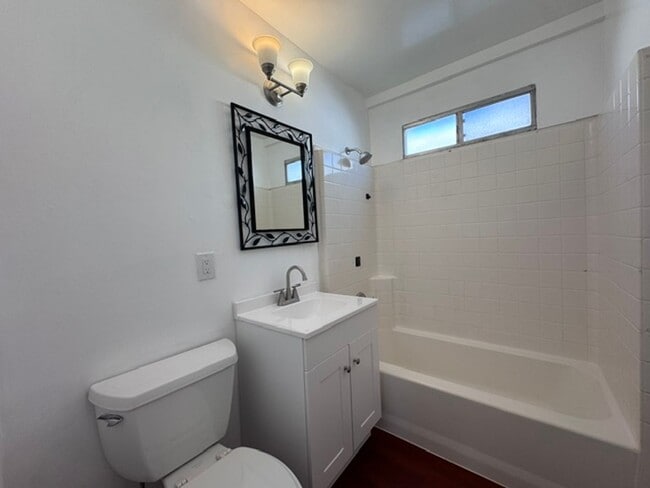 Building Photo - Charming North Long Beach Home
