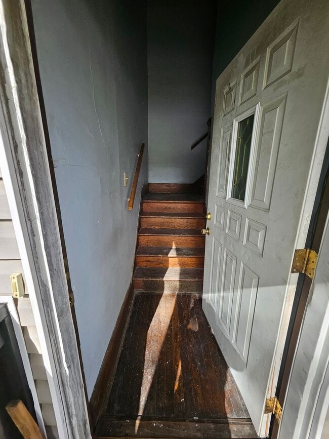 Building Photo - Upper 2 bedroom unit