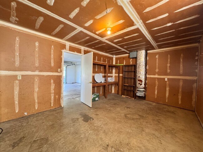 Building Photo - 2810 Roanoke Ln