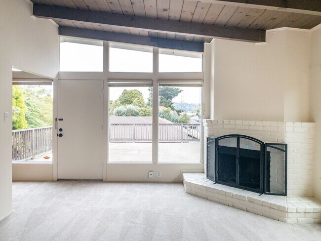 Building Photo - 2BR/1BA Shared Garage + W/D + Deck PROGRES...