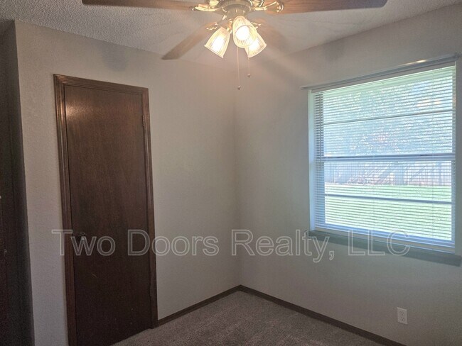 Building Photo - 663 W Perry Dr
