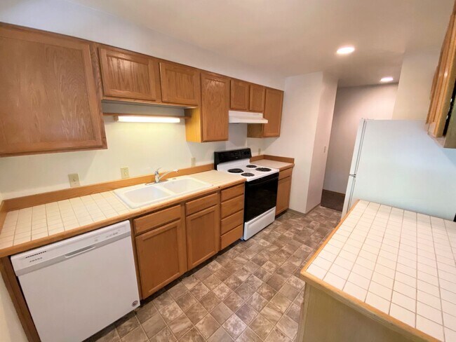 Building Photo - 3 Bed, 2 Bath 1 block from CWU