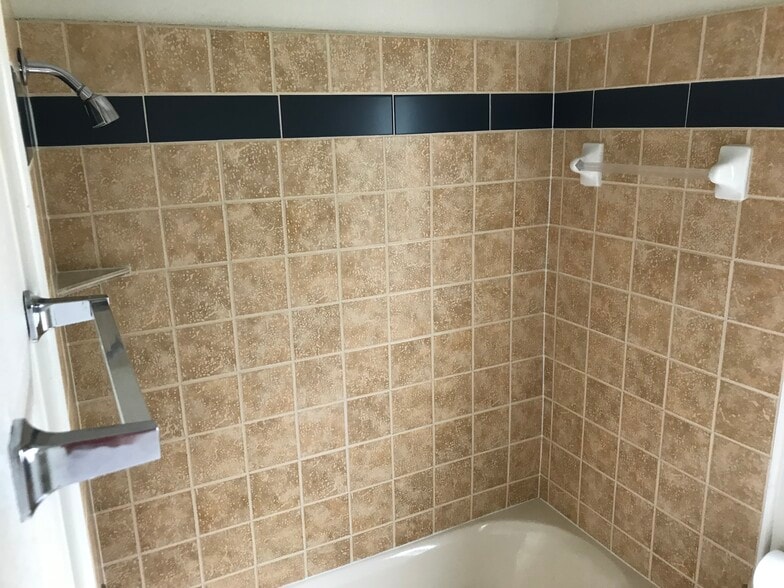 2nd Full bathroom - 1414 Tejas Trail