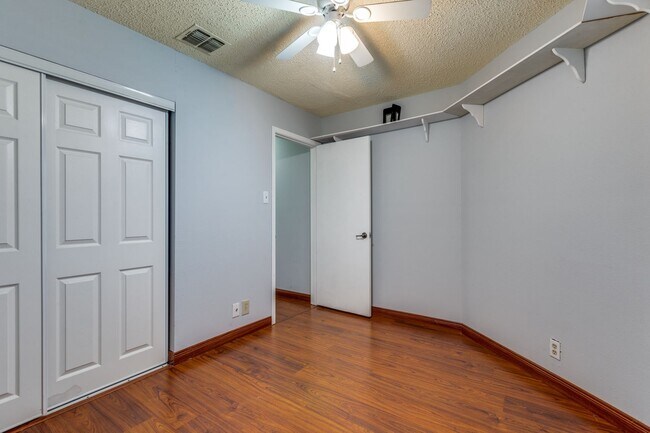 Building Photo - 2-BEDROOM HOME IN HIDDEN MEADOW