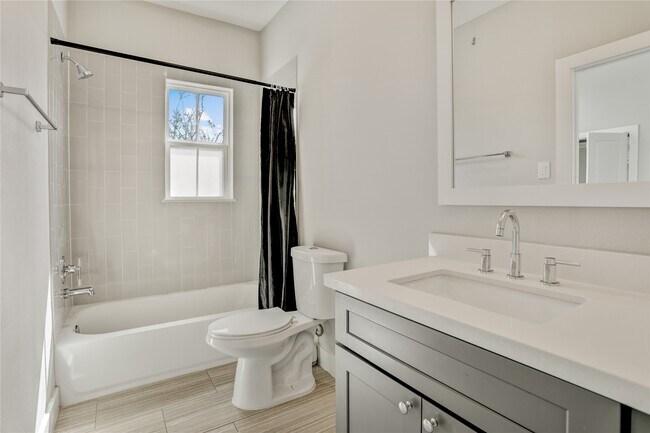 Building Photo - 2413 Chapman St