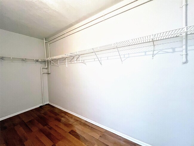 Building Photo - 625 Antioch Ave