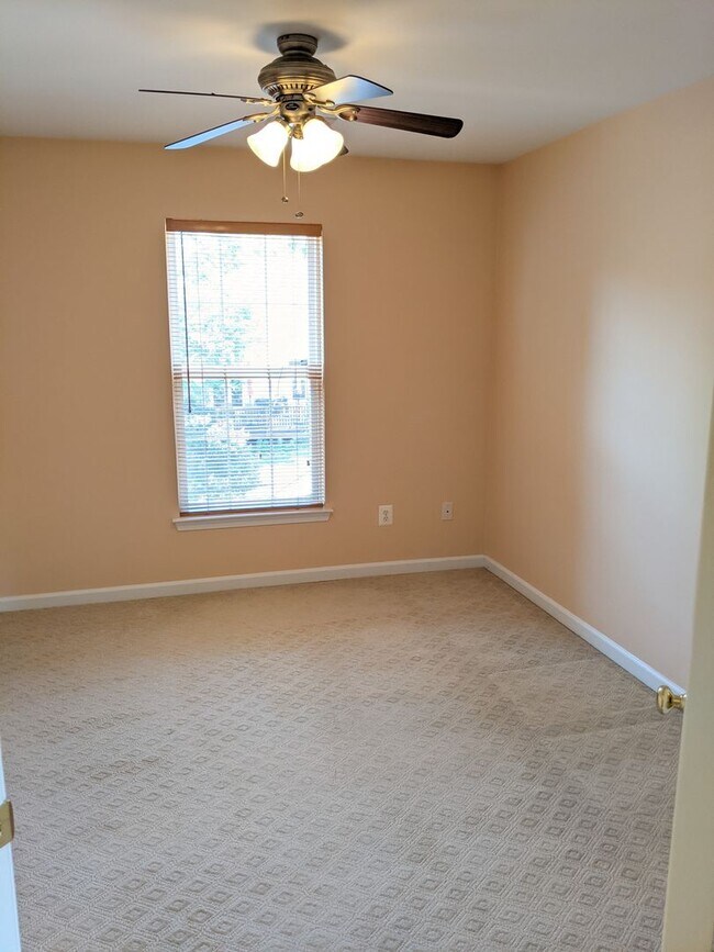 Building Photo - 403 McClellan Dr