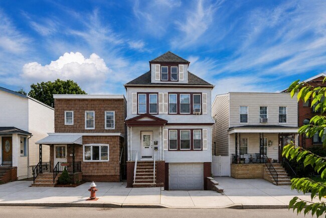 Building Photo - 86 W 45th St