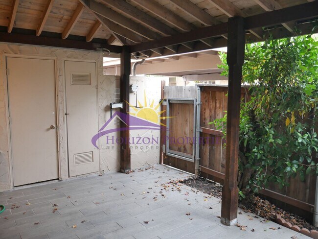 Building Photo - 3 Bed 2.5 Bath 1,380 sqft Townhome in Carmichael