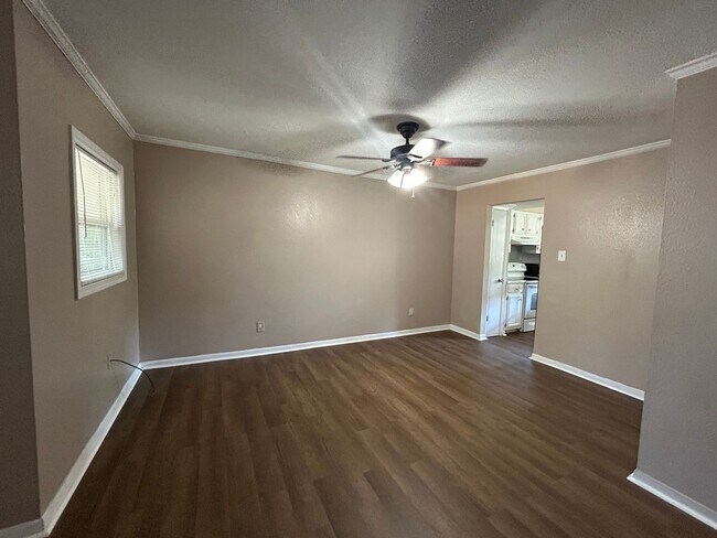 Building Photo - Spacious Town Home