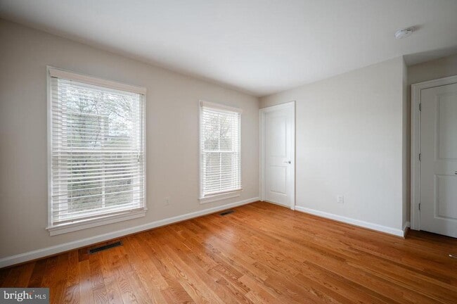 Building Photo - 420 Cook St