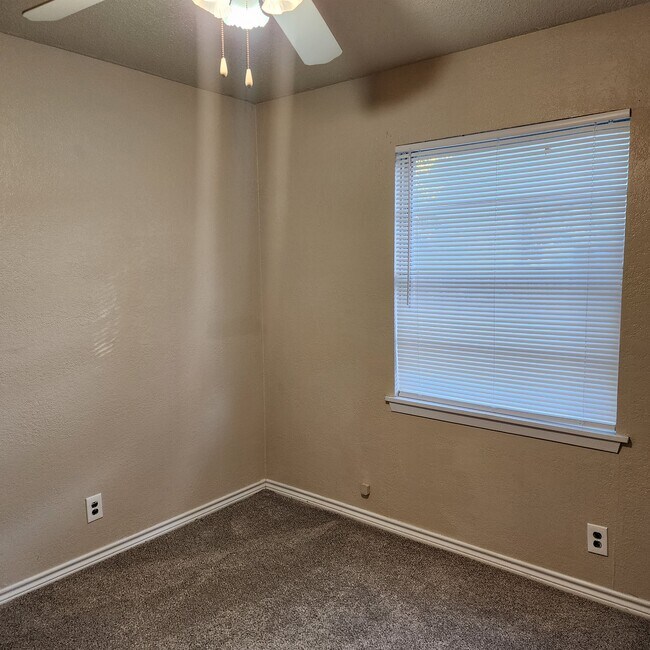 Building Photo - 1306 Becker Dr