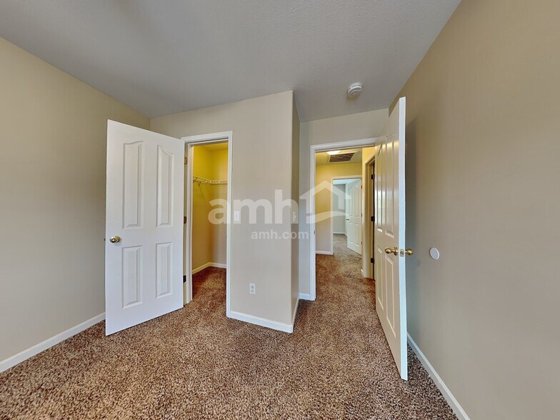 Building Photo - 6 Roberts Hill Dr
