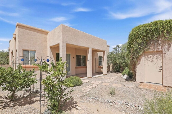 Building Photo - "Charming 3-Bed, 2-Bath Oasis in Tucson – Spacious 1717 Sq Ft Gem!"