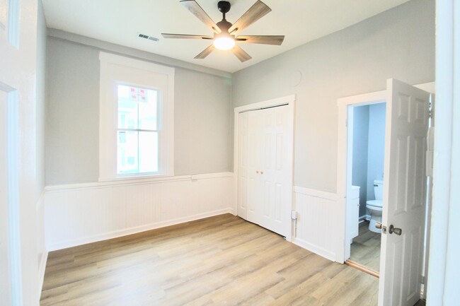 Building Photo - Larger Renovated 2 Bed / 1 Bath Apartment ...