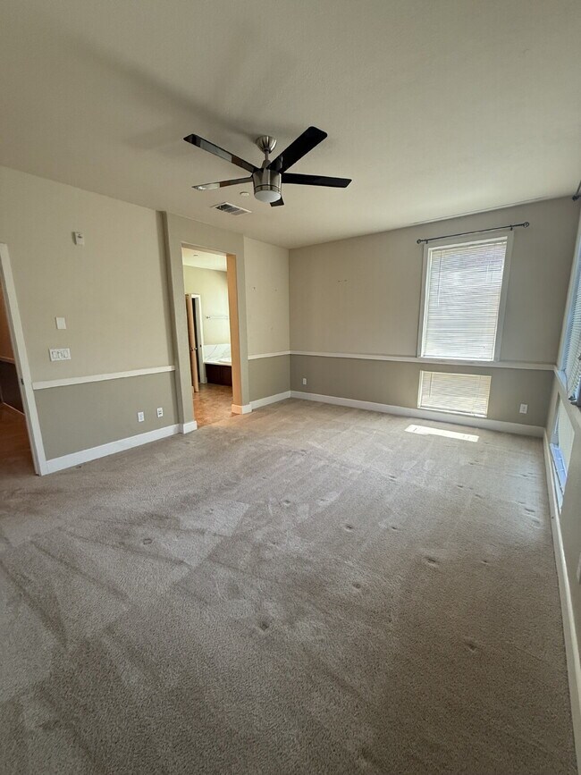 Building Photo - Gorgeous 4 Bed, 3.5 Bath End Unit Townhome in Perfect Dublin Location