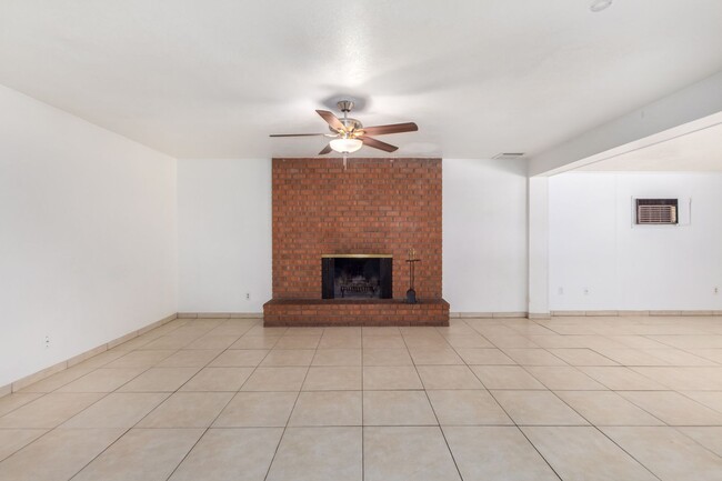 Building Photo - 4 BEDROOM, 2 BATH TEMPE HOME WITH SPACIOUS...