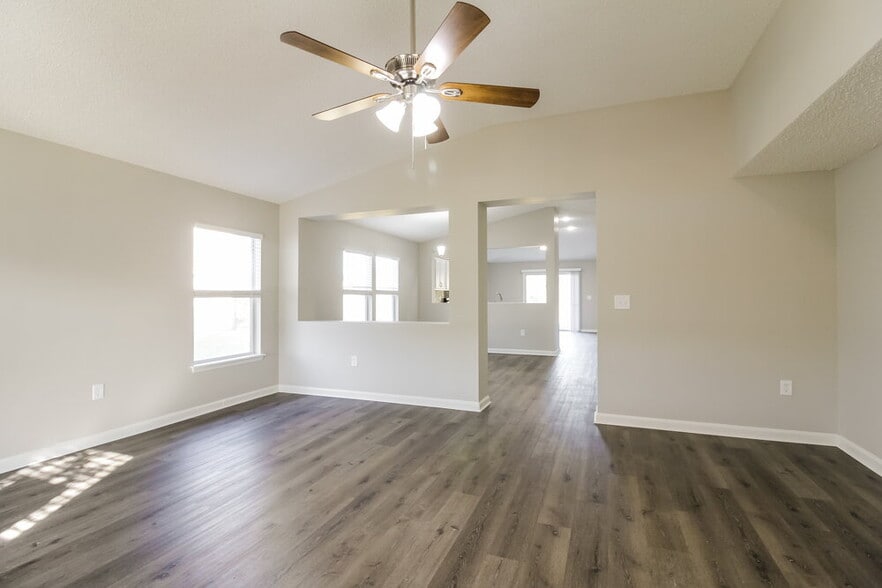 Building Photo - 76205 Deerwood Dr