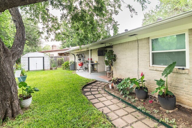 Building Photo - The Perfect Blend of Comfort, Style & Functionality in Ridglea Hills!