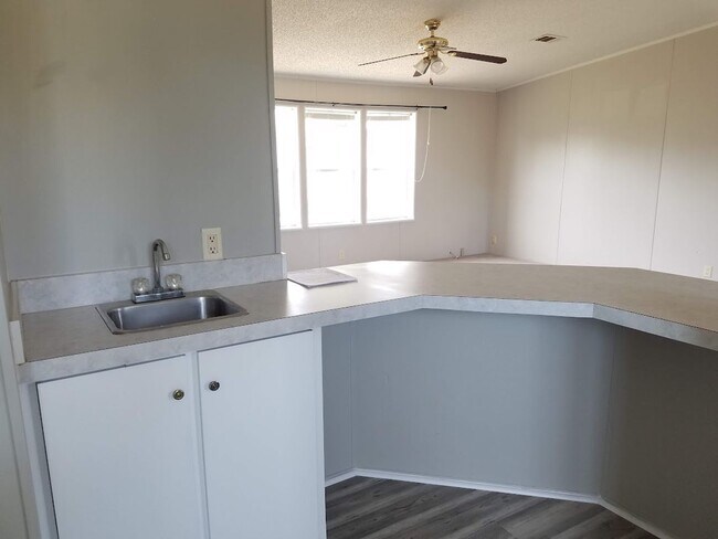 Building Photo - BIG 1,800 sq ft 3 Bedroom, 2 bath + office / den (could be a 4th bedroom)