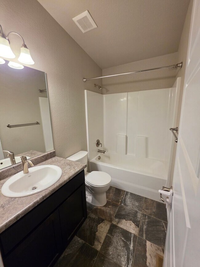 Building Photo - 1058 E Ranch Dr