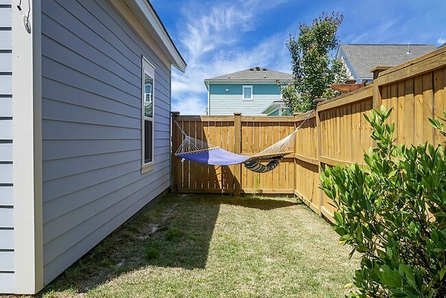 Building Photo - 337 Watergrass St