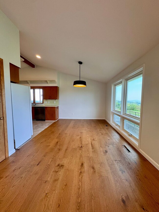 Building Photo - 221 Grandview Dr