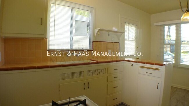 Building Photo - Beautiful Duplex Apartment in Prime Bixby ...