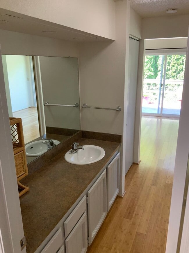 Building Photo - 2 Bedroom Condo on Country Club Road