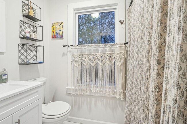 Building Photo - 916 East End Rd