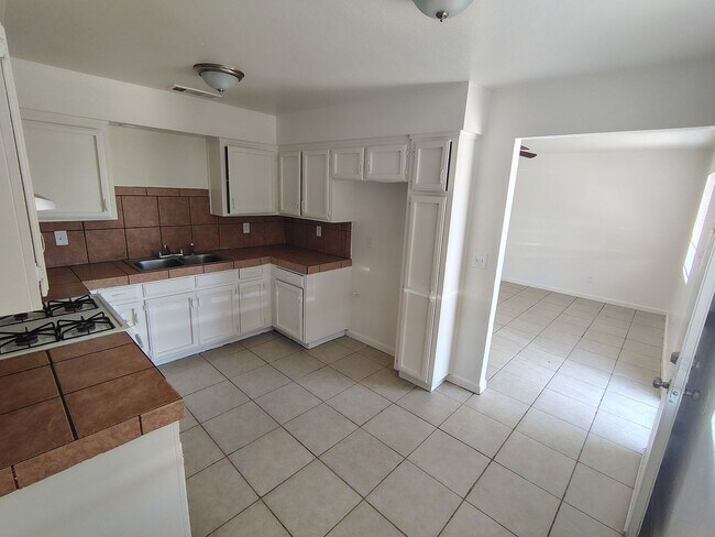 Building Photo - 2 Bed / 1 Bath – Gated Unit with Private Patio | Bakersfield