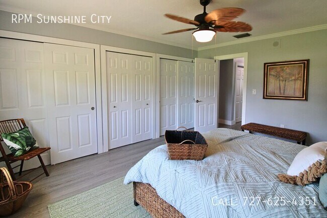 Building Photo - 10128 Yacht Club Dr