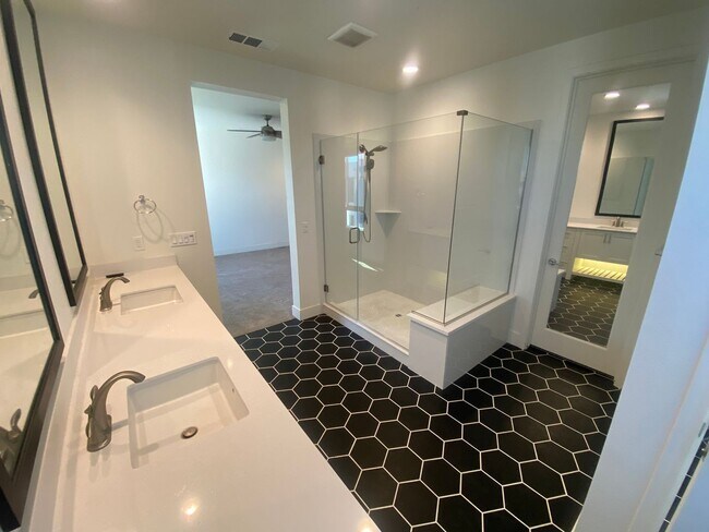 Building Photo - Modern Condo Living in the Heart of Alameda – Prime Location!