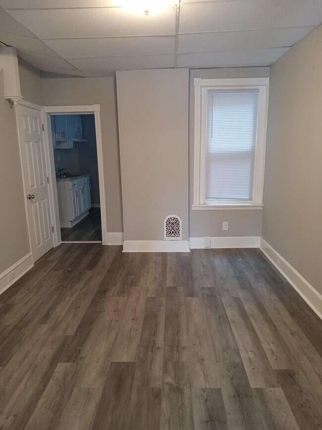 Building Photo - 211 E 13th St