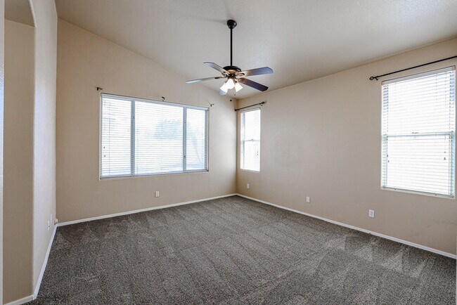 Building Photo - 4bed with pool