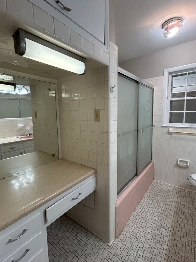 Building Photo - 1504 Cloverdale Road **MOVE IN SPECIAL**