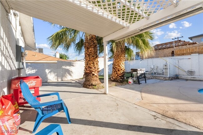 Building Photo - 2419 E Vegas Valley Dr