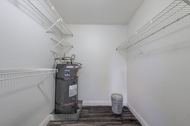 Building Photo - Charming 2 Bed 2 Bath!