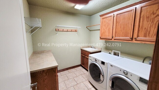 Building Photo - COMING IN JULY! Beautiful 3 bed/2 bath Hom...