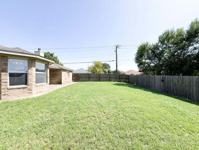 Building Photo - Available NOW!!!! Open floor plan features...