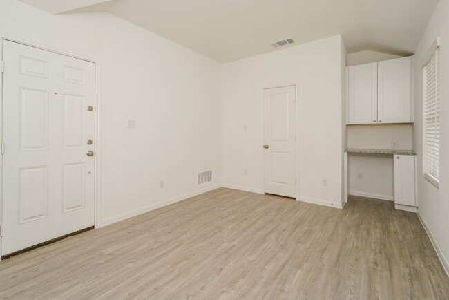 Building Photo - 15115 Nettleton Ml