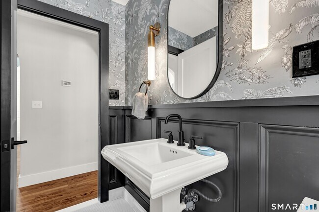 Building Photo - 5 Main Dr