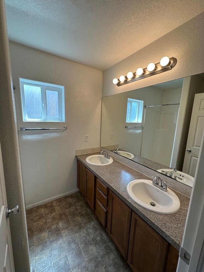Building Photo - 4 BEDROOM, 3 BATHROOM SINGLE FAMILY HOME WITH OFFICE/BONUS ROOM & 2 CAR ATTACHED GARAGE